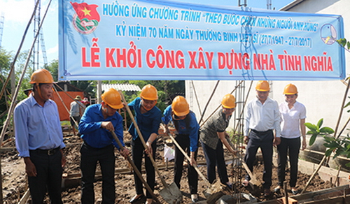 Khởi công xây dựng nhà tình nghĩa cho gia đình chị Trần Thị Tuyết Phượng ở xã Tân Điền, huyện Gò Công Đông.
